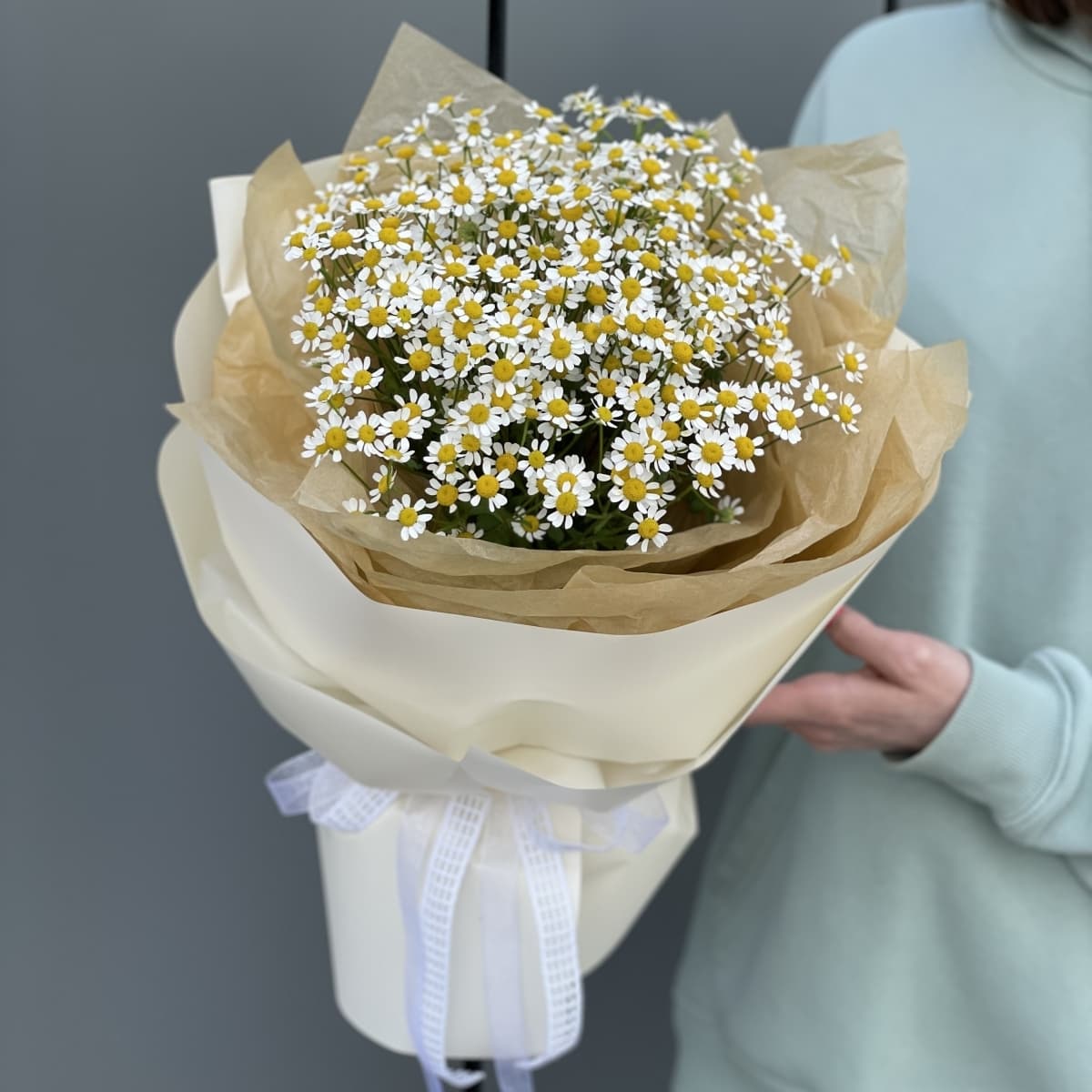 9 Кустовых Ромашек в декоративном ящике